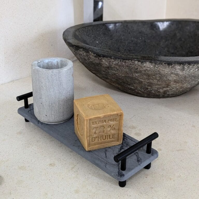 Accessoires en pierre naturelle grande taille pour salle de bain.