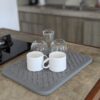 Égouttoir en pierre minimaliste pour une cuisine moderne