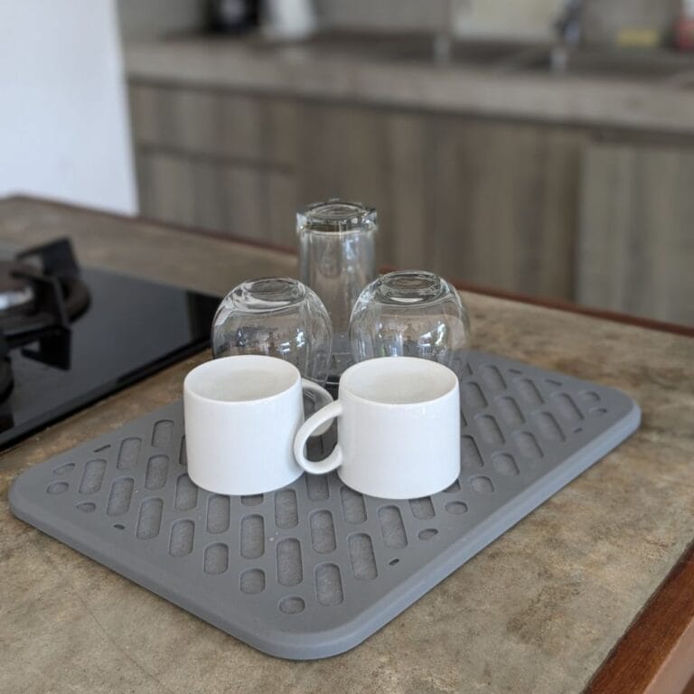 Égouttoir en pierre minimaliste pour une cuisine moderne