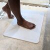 Tapis en pierre blanche absorbant et antidérapant.