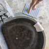 Tapis de douche en pierre, parfait pour salle de bain moderne.
