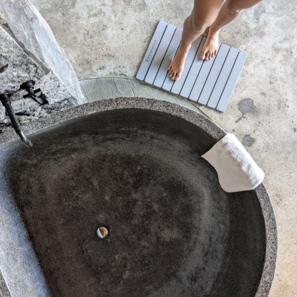 Tapis de douche en pierre, parfait pour salle de bain moderne.