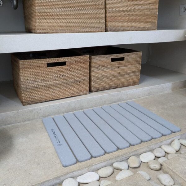 Tapis de bain en pierre naturelle absorbante et robuste.
