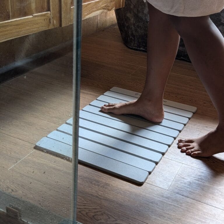 Tapis en pierre effet roche naturelle pour salle de bain.
