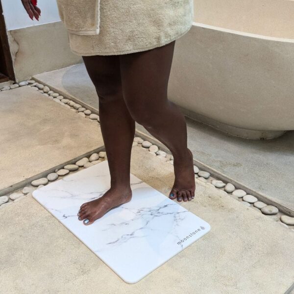 Grand tapis de bain en pierre naturelle ultra-absorbant.