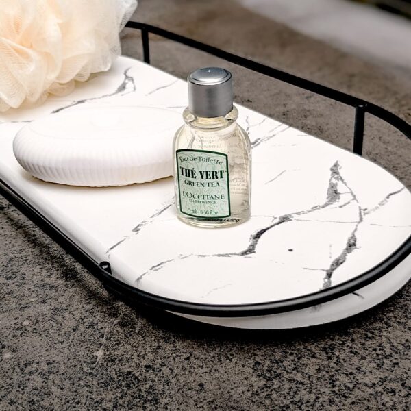 Rangement en pierre pour accessoires de douche