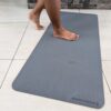 Grand tapis de bain en pierre absorbant et antidérapant.