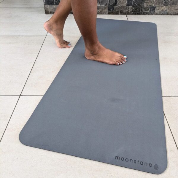 Grand tapis de bain en pierre absorbant et antidérapant.