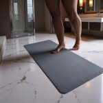 Grand tapis de bain souple Gris Orage en diatomite Vatten XL