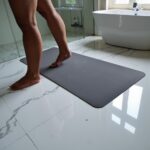 Grand tapis de bain souple Gris Orage en diatomite Vatten XL